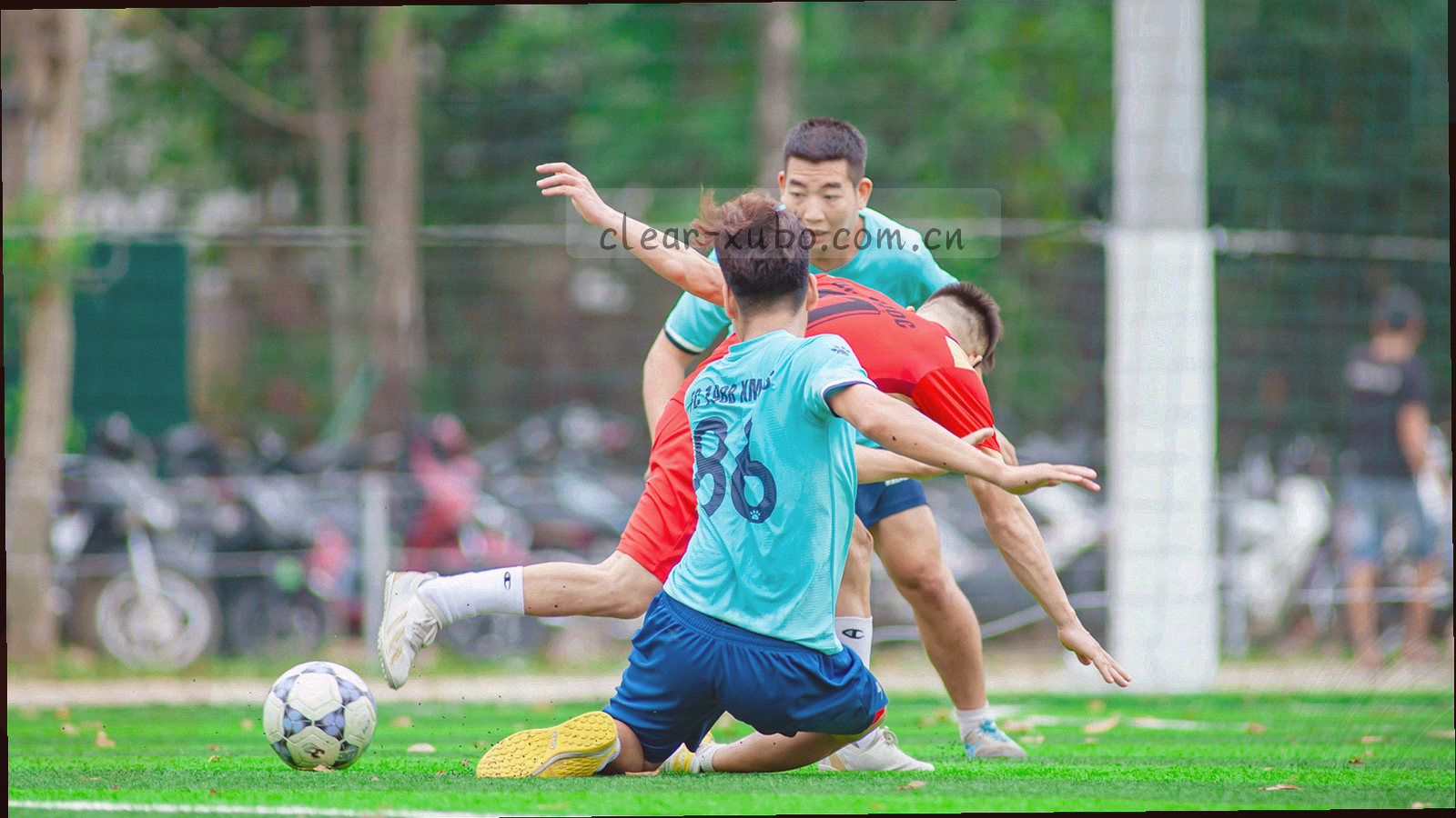 五个合作步骤由暖橙光带串联，背景是沙砾米与岩灰交织的抽象网格，不指向任何具体地点